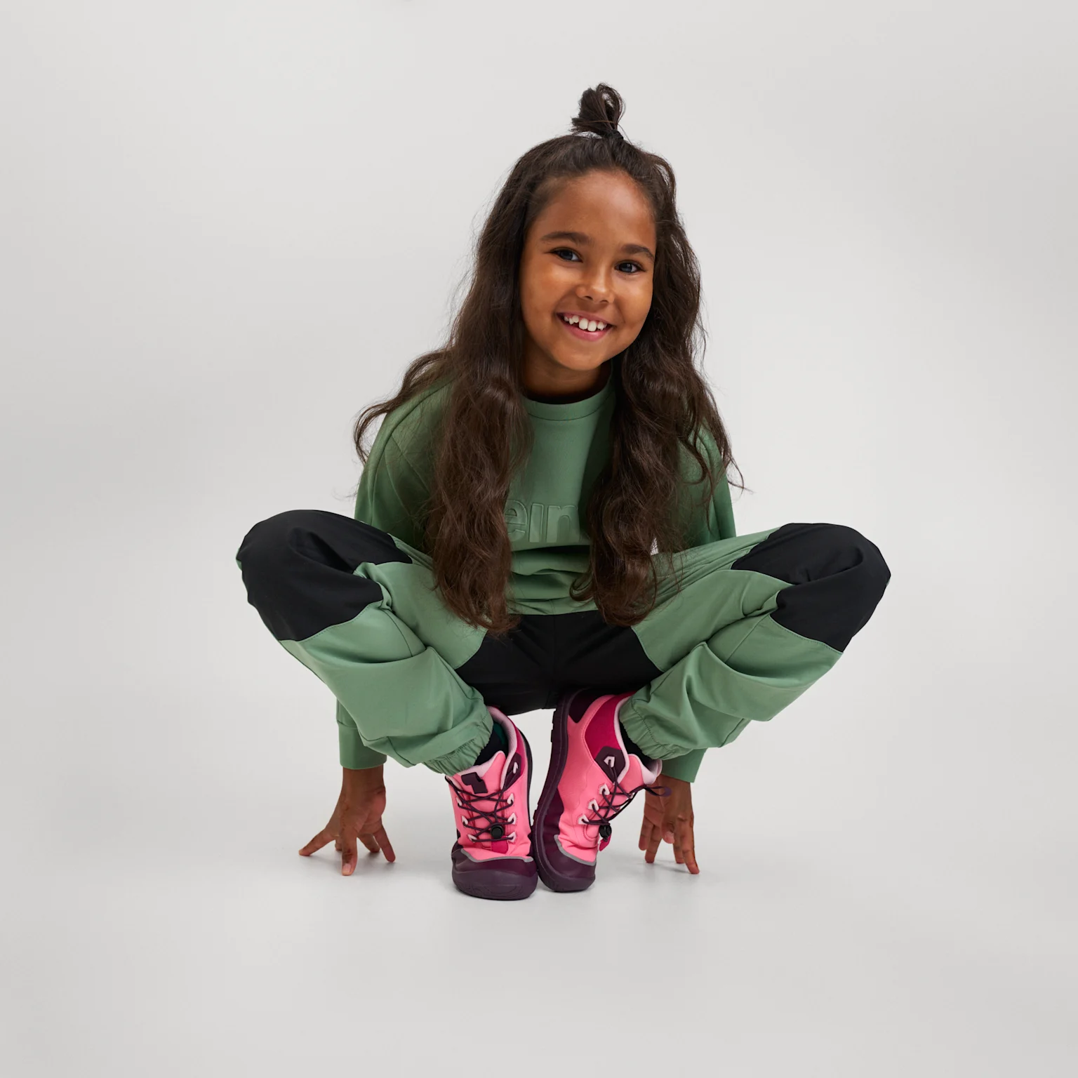 EA25 'Back to school barefoot' split hero