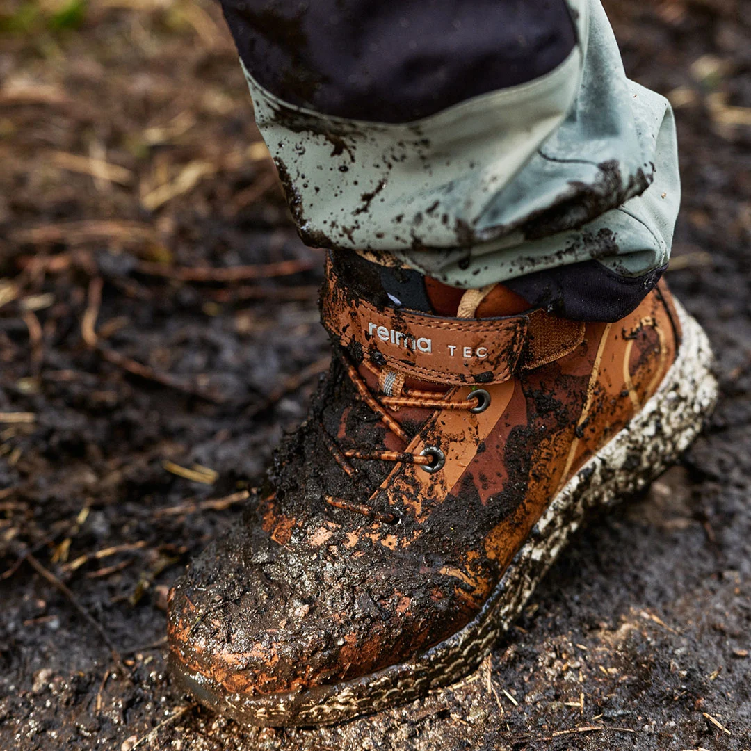 How to clean children's shoes image